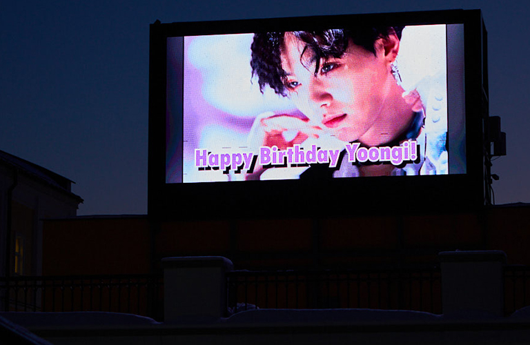 Толпа кричащих фанаток, или Как владимирцы поздравляли солиста BTS с днем рождения