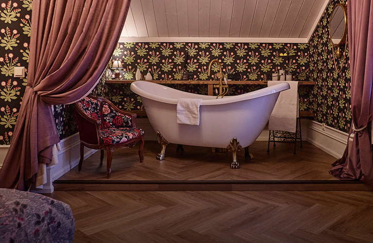 Суздальский терем около кремля с наличниками за три миллиона и ванной на ножках в спальне