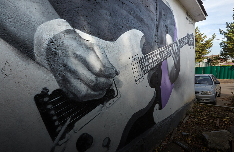 Стену Цоя завершил новый арт-объект — гитара музыканта группы «Кино»