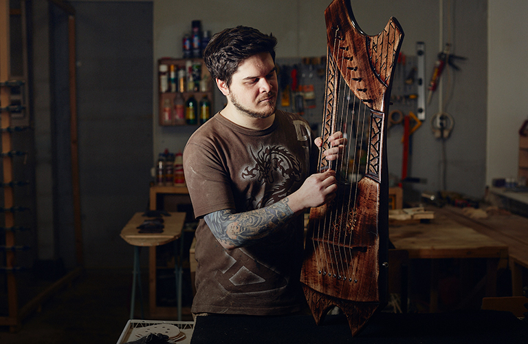 Изобрести инструмент благодаря подписчику, или Электроакустическая бас-лира Юрия Пичуева