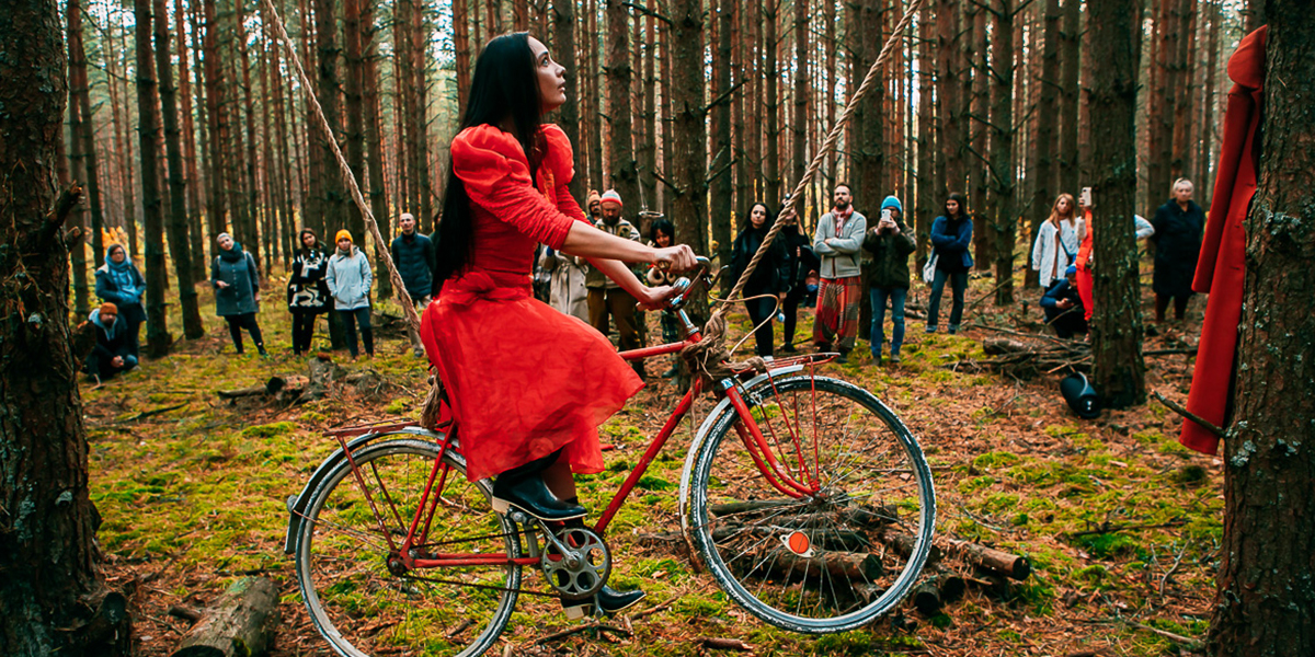 Переезд вместе с домом и «уличный» сезон «Сельского театра» в Фомихе