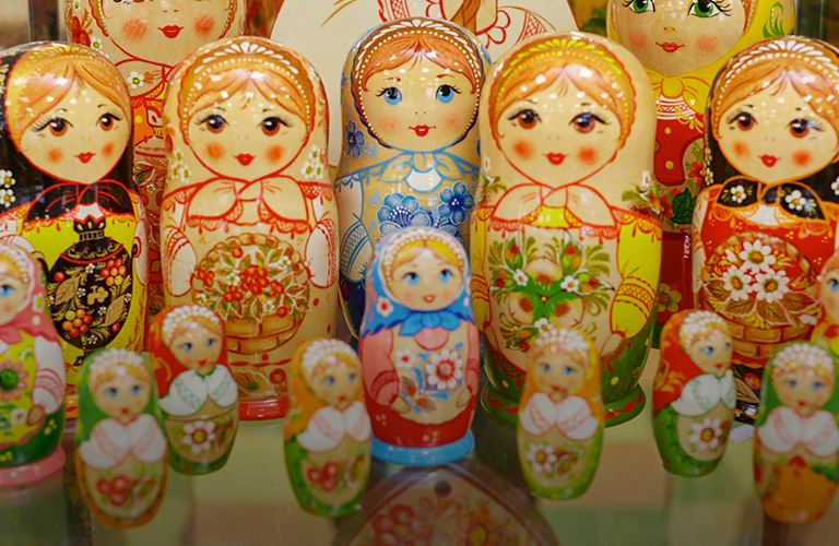 Суздальские мастера готовятся расписать большую матрешку из пятидесяти частей