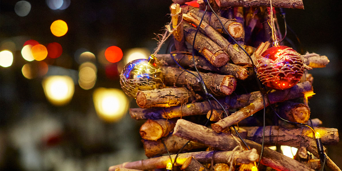 Ёлки из палок, пожарных шлангов и манекенов: подборка креативных новогодних красавиц