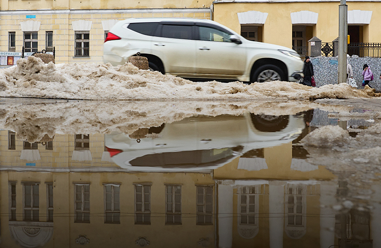 Лужи исчезают в полночь. Как Владимиру удалось избежать потопа несмотря на активное таяние снега?