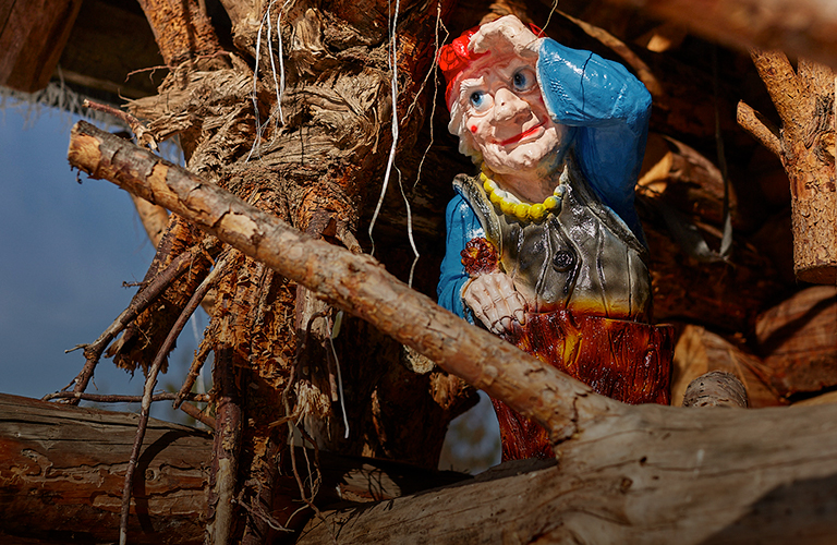 В гостях у Бабы-яги: избушка в Судогодском районе, которая вращается на 360 градусов