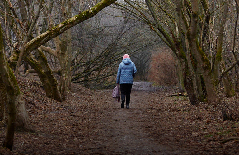 «Белые кресты на стволах — последний шанс сберечь деревья»: эковолонтеры о вырубке садов у ДДюТ