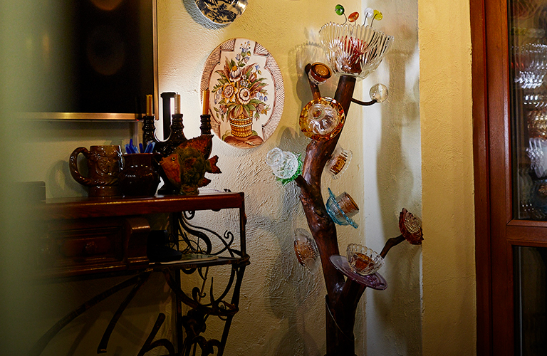 Арт-дерево и авторский железный гарнитур в особняке известных владимирских галеристов