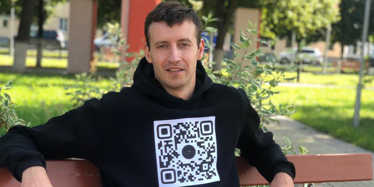 Пандемический look. Владимирец создает одежду с персональными QR-кодами