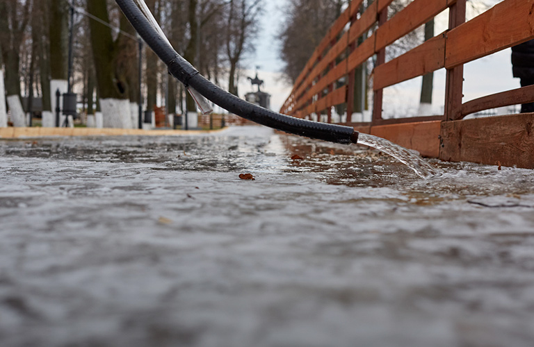 В парке «Липки» заливают каток. Открывать будут с огоньком