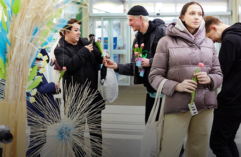 Песни про любовь и сюрприз для девушек – местные панки удивили посетительниц торгового комплекса