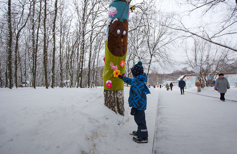 Схватка мультяшек: Кто лучше всех одел деревья в парке?