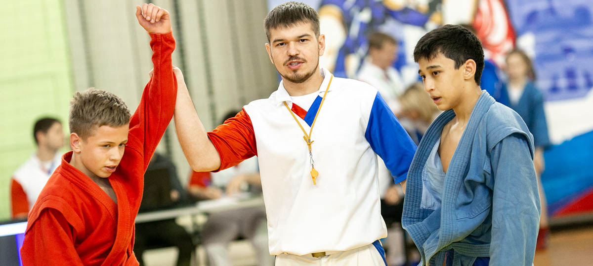 Зрелищный спорт-микс! Суровые лица, боевые переплетенья и акробатические номера