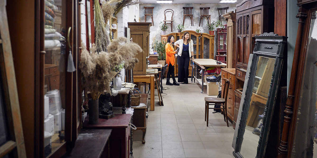 Буфет графини Уваровой, трофейный комод и огромное зеркало. Раритеты из мастерской владимирского реставратора