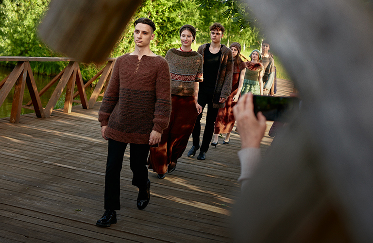 Прялки с реактивным мотором и дефиле моделей в медвежьих свитерах