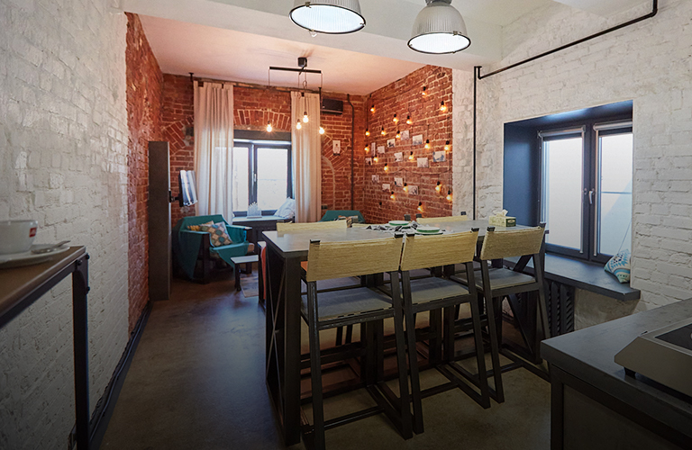 Дверь как в бункере и кирпичи, датируемые 19-м веком: hand made лофт во Владимире