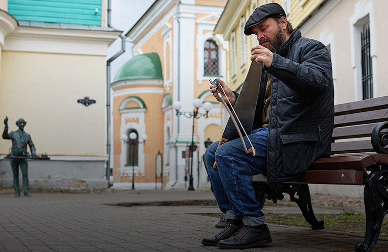 Музыкант, который аккомпанировал «Сестренке» и выступал со Шнуровым: «На пиле играть — как петь»