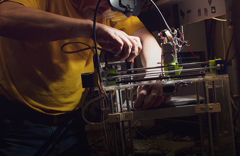 «От безделья»: владимирский инженер своими руками собрал 3D-принтер