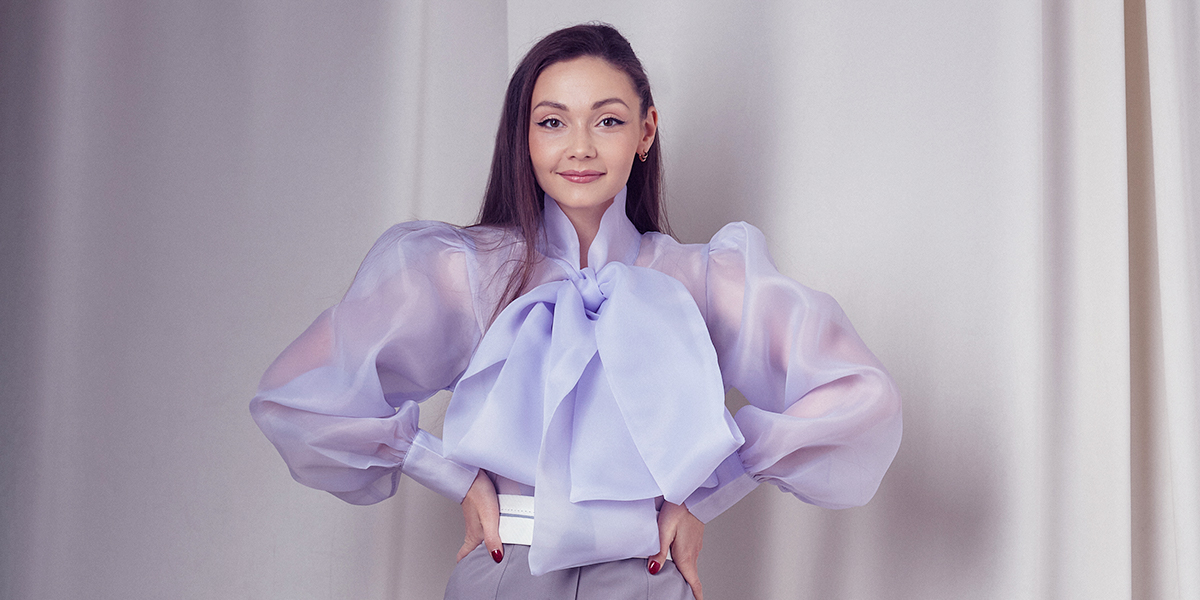 Кокетливая женственность и брутальная эстетика в аутфитах певицы Юлии Ю