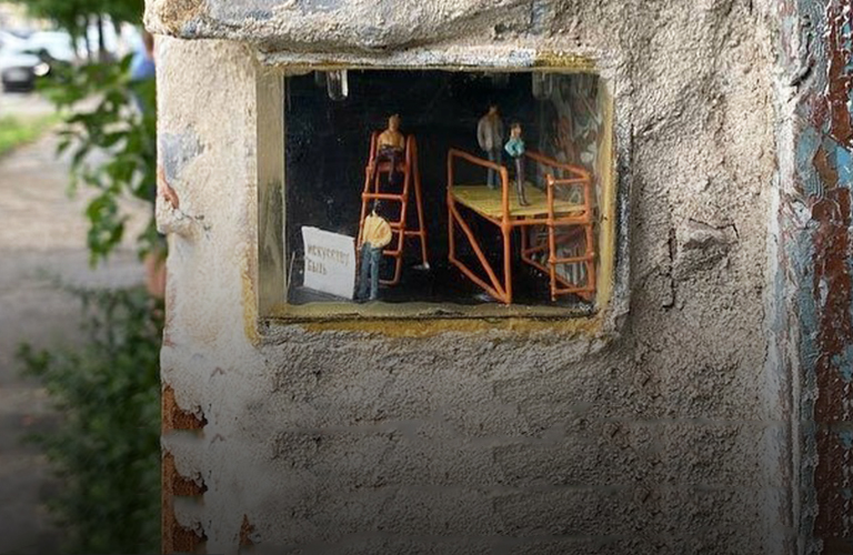 Уличные художники запустили квест. Найдите замурованные в стенах домов мини-инсталляции