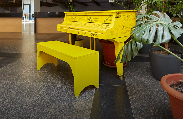 Куклачев, «Бутырка», ZIVERT: кто еще оставил свой автограф на «том самом» жёлтом рояле?