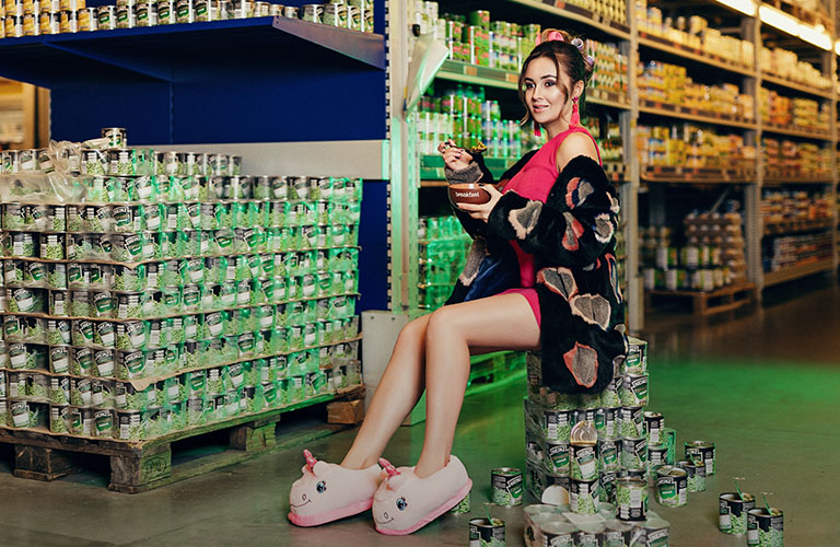 Шопинг в стиле Vogue. Гламурная фотосессия среди мешков с луком