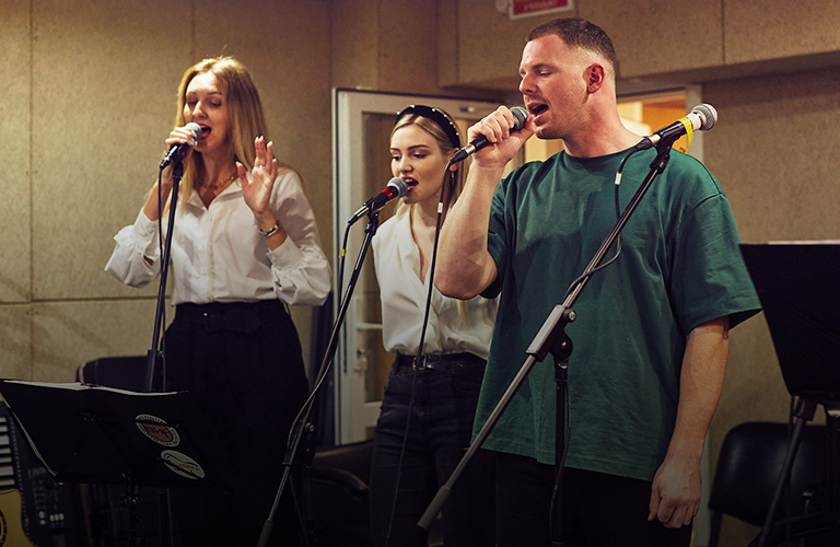 Живой звук, оркестр, молодые исполнители: репетиционное закулисье областного вокального конкурса