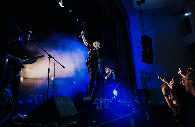 «Смотри на меня»: легкая эротика на первом концерте Anacondaz во Владимире