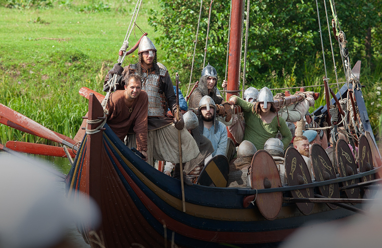 Сохраняя антураж: путешествия на ладье и средневековая усадьба своими руками