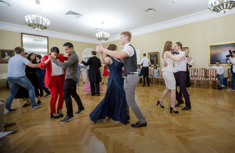 Владимирские студенты устроили в музее костюмированный бал