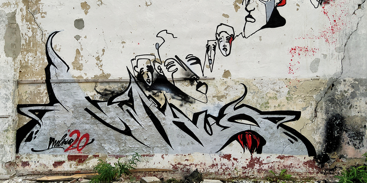 Причудливые лица домов. Анонимное искусство граффитиста Никиты Молнии