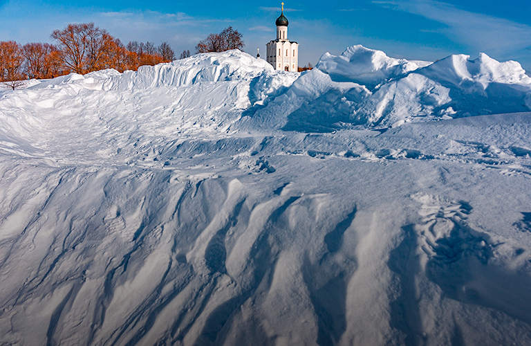 «Такого никогда не было». Снежные завалы по дороге к храму Покрова на Нерли