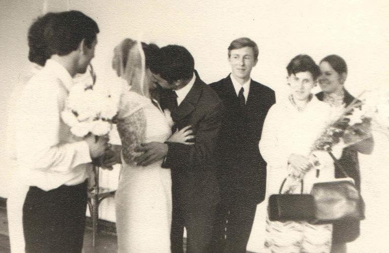 Ели севрюгу и звали баяниста. Как в СССР праздновали свадьбы?