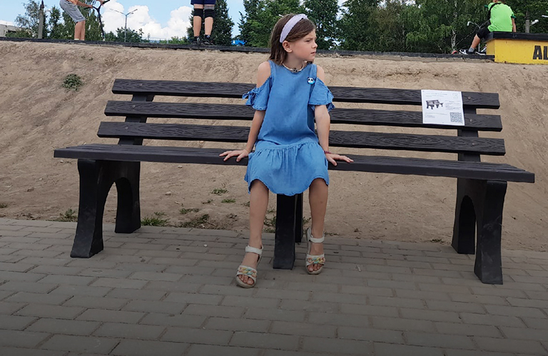 Скамейка из мусора. В парке «Добросельский» установили антивандальную лавочку