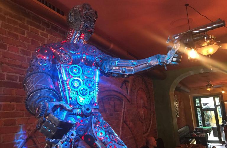 От улитки до Хеллбоя: Стимпанк-скульптуры из мусора