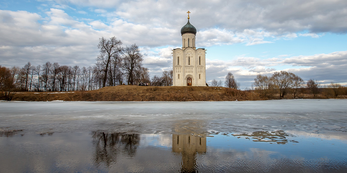 Крадущиеся фотографы, купающиеся собаки и экскурсии на лодках: разлив Нерли в Боголюбово
