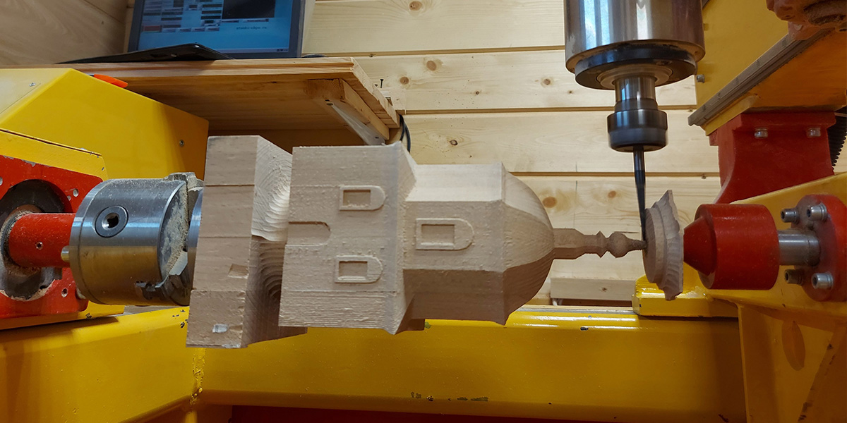 Житель Суздаля делает из дерева макеты соборов и храмов древнего города