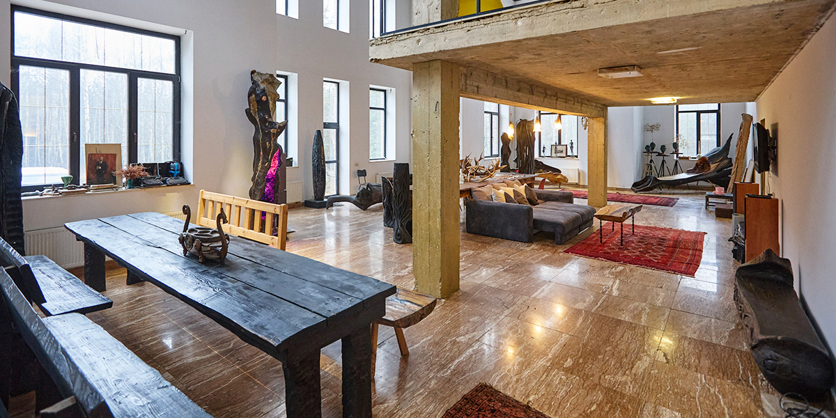 Дом-галерея с космолюстрами и тотемами. Как живет московский скульптор Николай Лавданский в Киржачском районе?