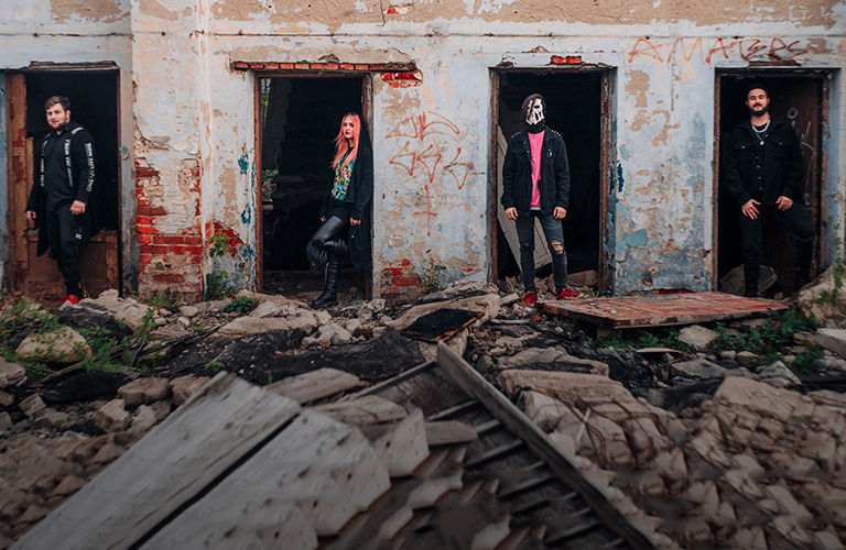 Когда басист – инкогнито в маске. Чем еще удивляют молодые поп-панки Владимира?