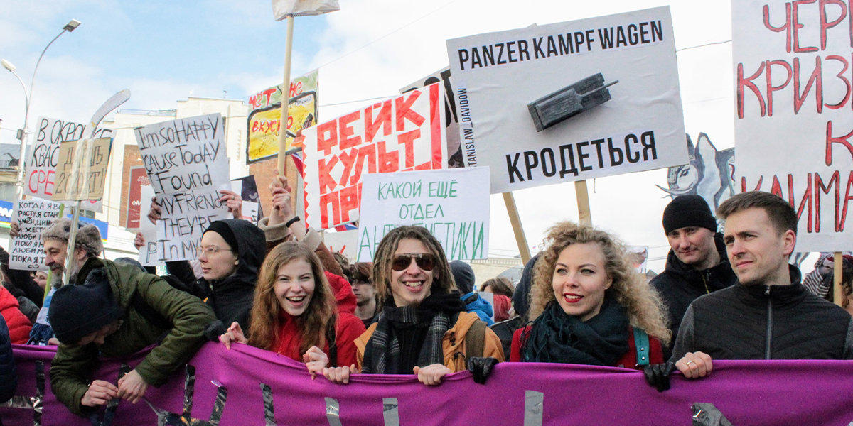 Первомайская «Монстрация» ироничных лозунгов и ее отец едут во Владимир