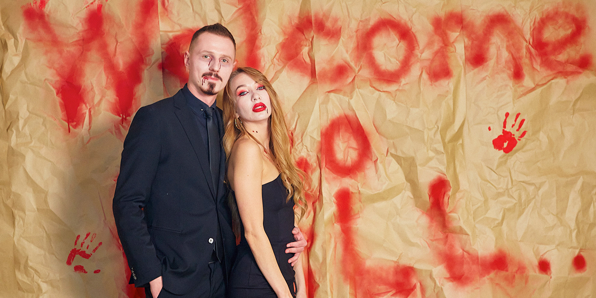 70 жутких персонажей и «кровавый» торт: вампирская пара устроила вечеринку-дегустацию в честь Хэллоуина