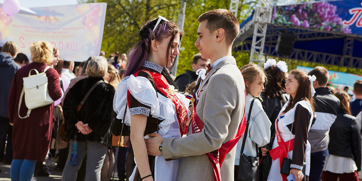 «Последний звонок-2022»: шествие выпускников, песни под гитару и школьный вальс