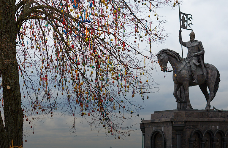 30 тысяч пасхальных яиц украсят дерево на смотровой площадке областного центра