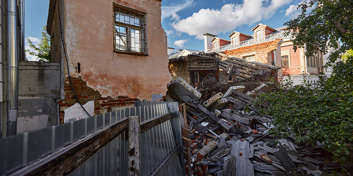 Рухнувшие дома, обветшалые ограды, аварийные лестницы: темные пятна на репутации исторического центра