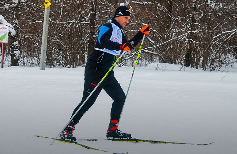 Тысячи одетых и 1 раздетый спортсмен на «Лыжне России»