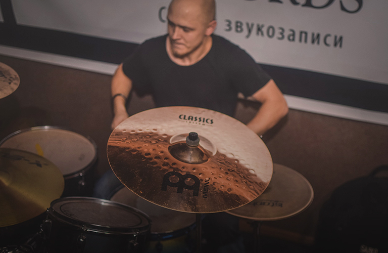 Барабанщики Земфиры, «Арии» и «Мумий Тролля» оценили местного драммера