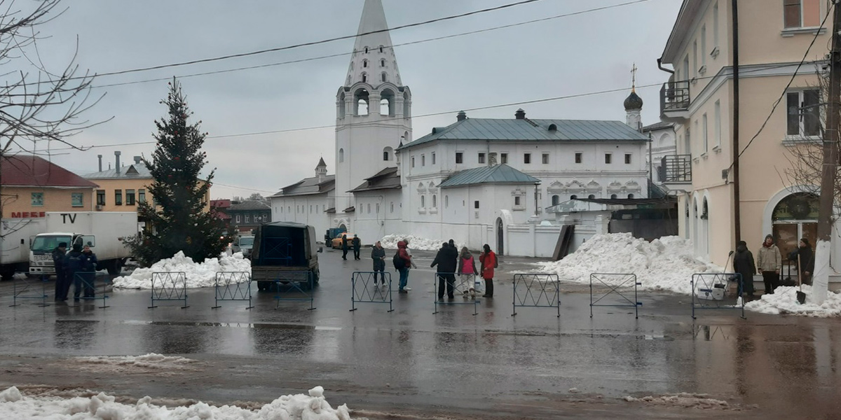 Катались с горки и выпрыгивали из окон. В Гороховце снимали комедию