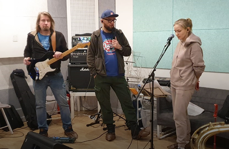 «Рекорд Оркестр» и актриса Юлия Пересильд споют вместе на «Квартирнике у Маргулиса»