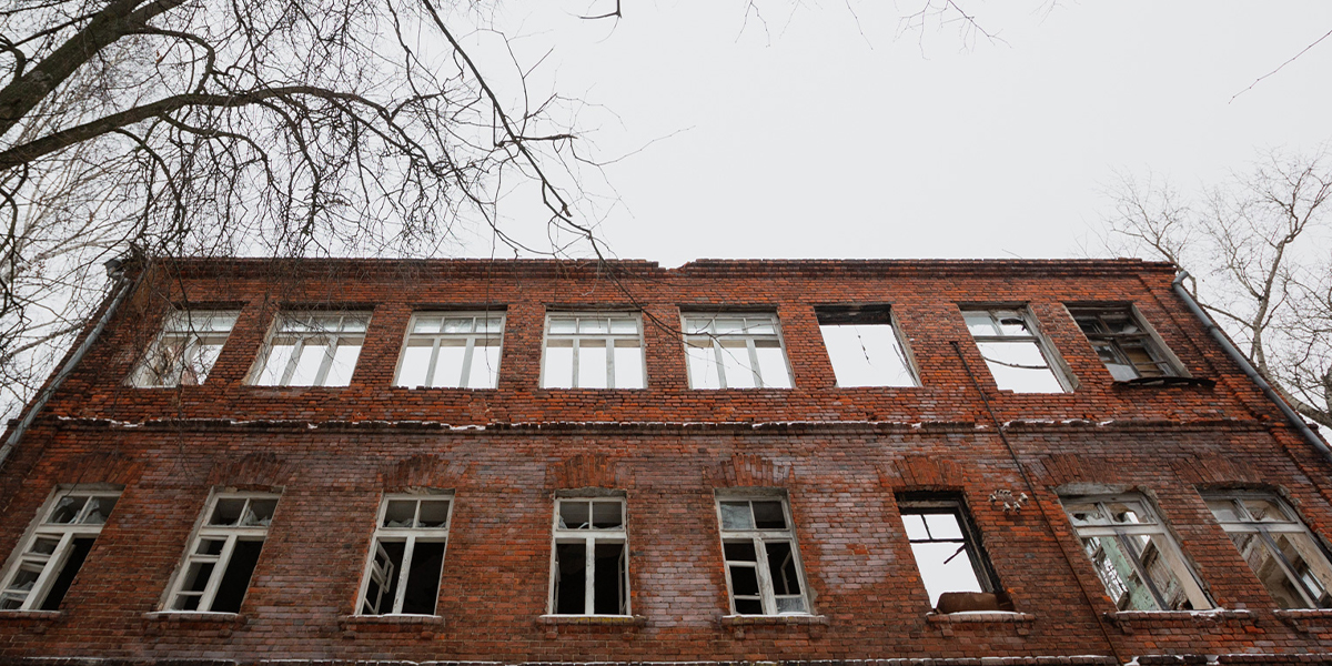 Крутой спуск Годовой Горы - прямиком к разрушенному дому с бесплатными квартирами