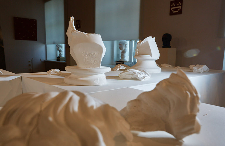 Разбитые скульптуры и QR-код из волос. «АРТ-МАСТЕРСКАЯ XXI» во Владимире