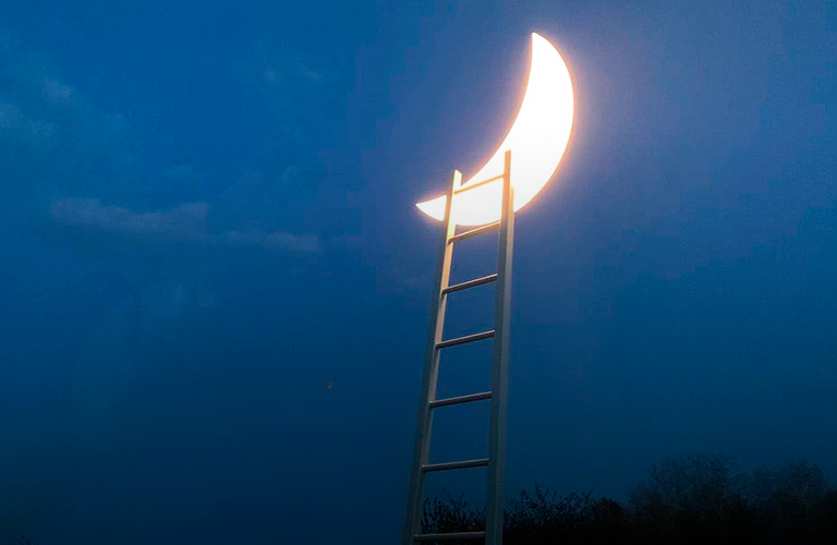В Суздале гигантскую луну прокатили по Каменке и установили лестницу в небо